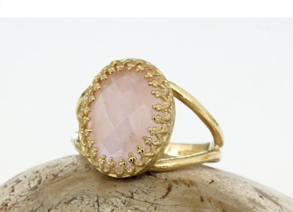 rose quartz ring,gold ring,gemstone ring,love ring,pink ring,feminine ring,vintage ring,rose ring,oval ring